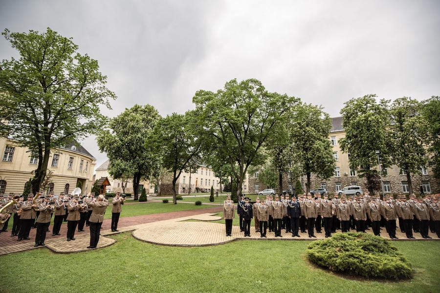 A Magyar Honvédség Budapest Helyőrség Dandár katonái a Magyar Katonazene Napját ünnepelték meg és helyezték el koszorúikat a Petőfi Sándor laktanya díszkertjében.